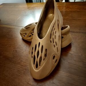 Foam Runner Cloud Slide Clogs Beach Walking Unisex Unbranded Tan Women 8 Men 6.5